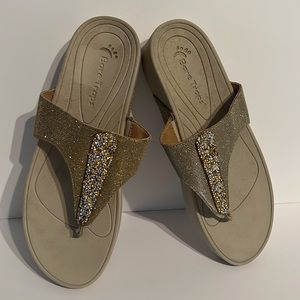 BareTraps Garnett Thong Sandals Platform Gold glitter Flip Flops Size 11 NWOT